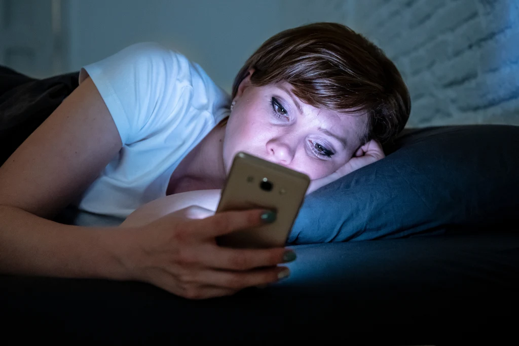 Warto zapamiętać, że wytwarzanie melatoniny hamowane jest pod wpływem światła Warto zapamiętać, że wytwarzanie melatoniny hamowane jest pod wpływem światła