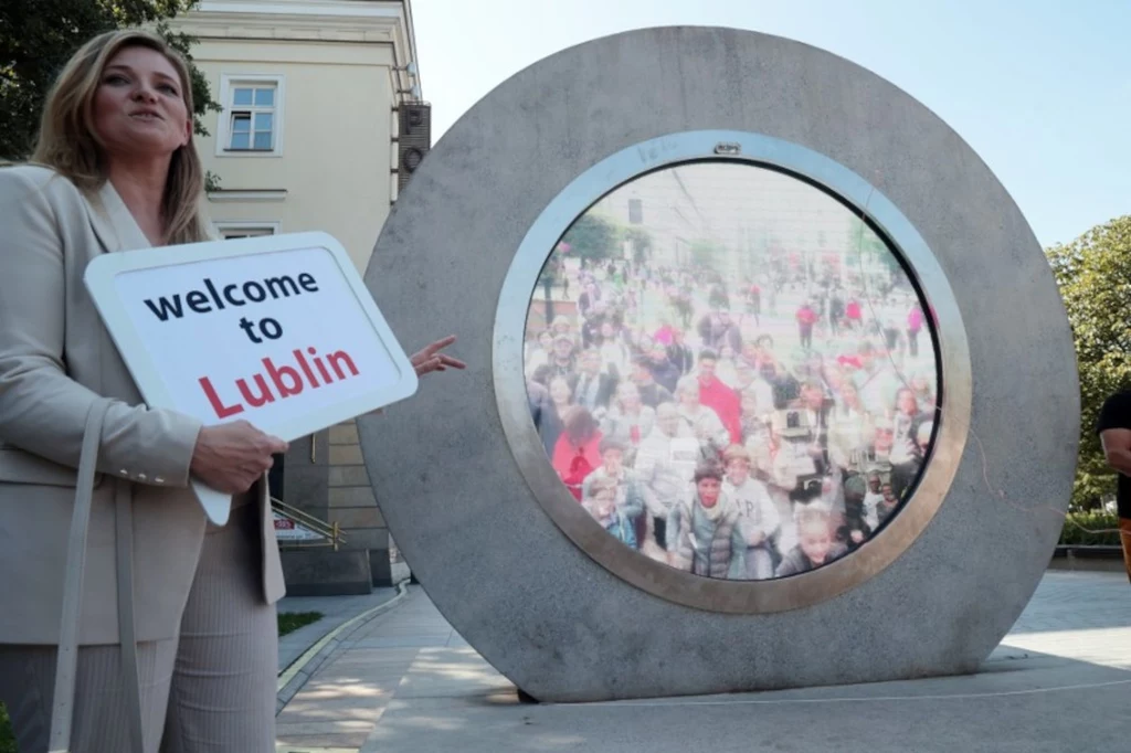 Portal w polskim mieście. Można podejrzeć Nowy Jork i Dublin.