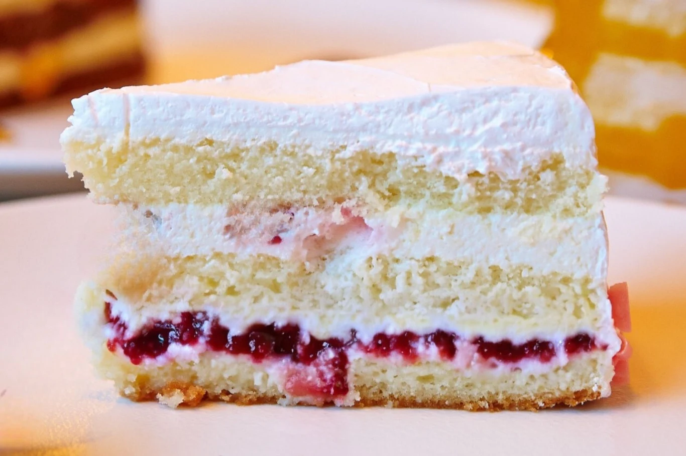 Ciasto Teściowa ma wolne łączy śmietanowy krem z pyszną konfiturą i puszystym biszkoptem | Fot. Canva Pro