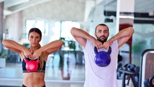 Ćwiczenia z użyciem kettlebella angażują praktycznie wszystkie mięśnie naszego ciała
