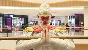 Pomnik postaci Małpiego Króla z powieści "Wędrówka na Zachód" zlokalizowana w centrum handlowym, w mieście Xi'an