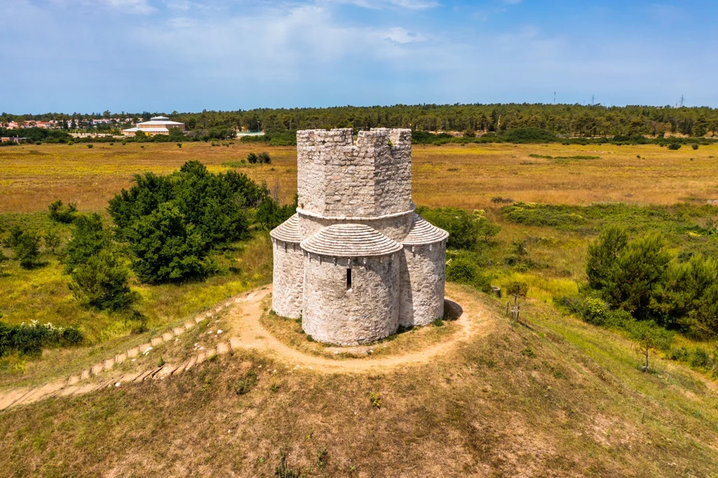 Średniowieczna budowla góruje nad okolicą