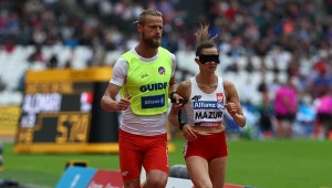 Joanna Mazur i przewodnik Michał Stawicki