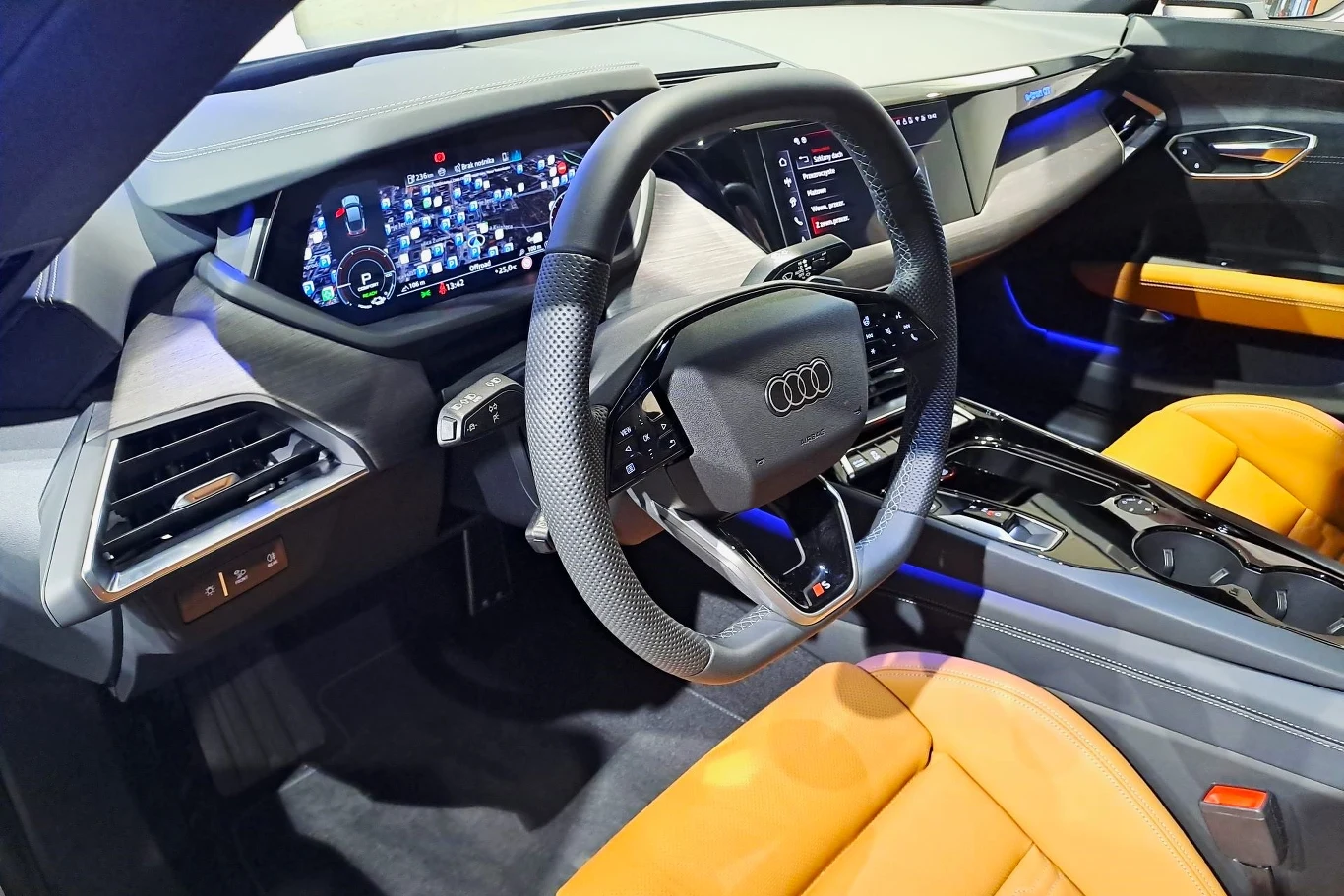Wewnątrz Audi e-tron GT pojawiły się zmieniona kierownica i fotele. 