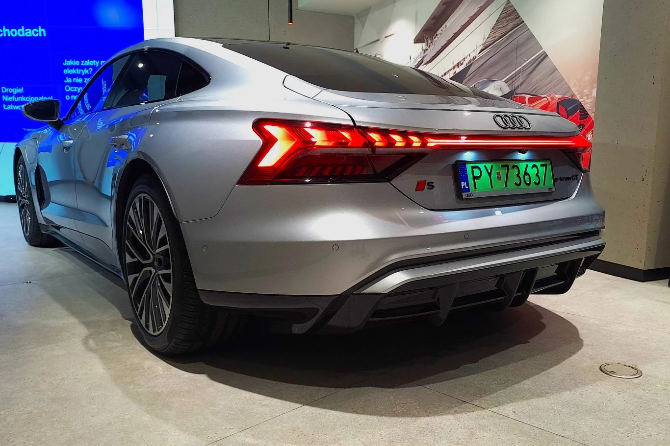 Audi e-tron GT dostępny jest w trzech wersjach. Odmiana S oferuje 679 KM.