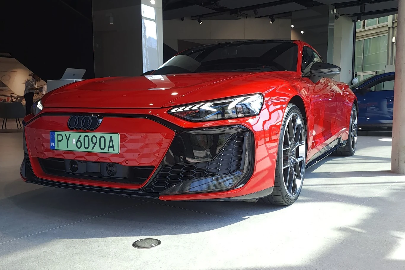 Audi e-tron GT dostępne jest również w odmianach RS i RS performance. Oferują one kolejno 856 i 925 KM