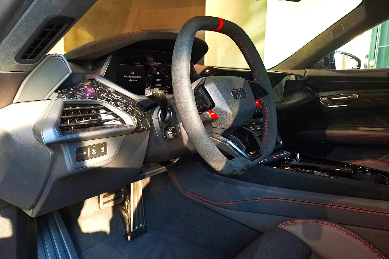 Za pomocą czerwonego przycisku na kierownicy kierowcy Audi e-tron GT w odmianach RS i RS performance mogą na 10 sekund zwiększyć moc auta o 95 KM.