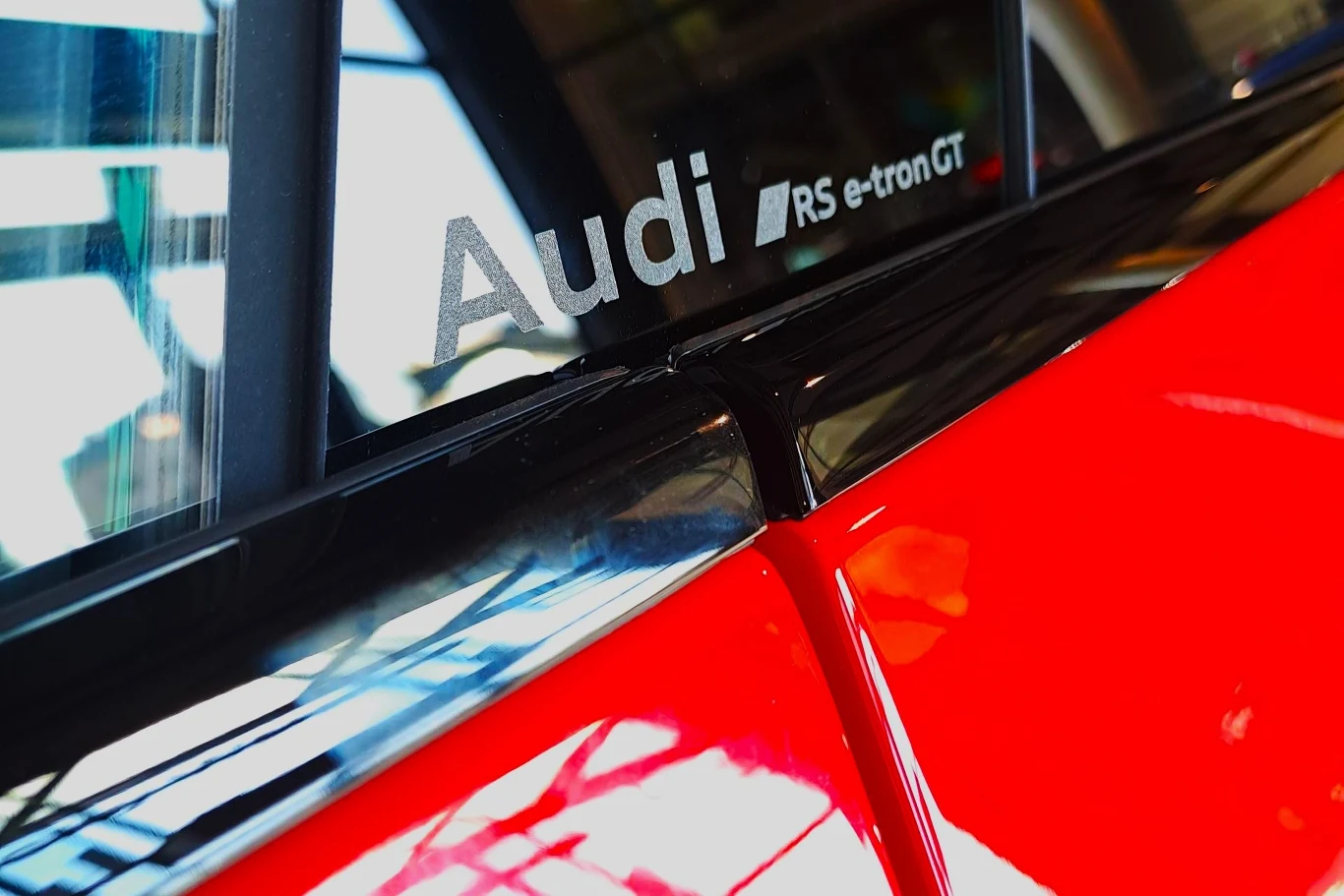 Oznaczenia dotyczące modelu znajdziemy na słupku B. 