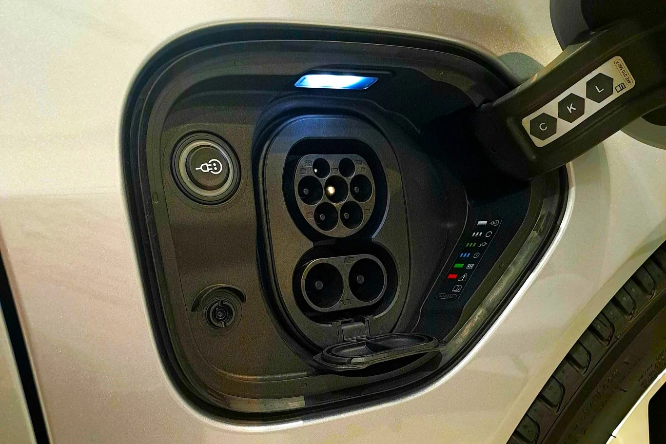 Maksymalna moc ładowania wzrosła z 270 kW do 320 kW. W optymalnych warunkach uzupełnienie energii z 10 proc. do 80 proc. pojemności akumulatora zajmie 18 minut.