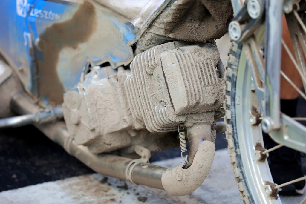 Zabłocony silnik Ryszarda Kowalskiego. Zabłocony silnik Ryszarda Kowalskiego.