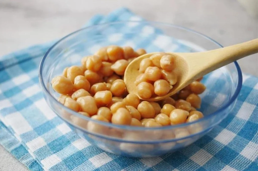 Źródła białka w diecie to nie tylko kurczak i jajka. Poznaj 20 pysznych produktów wysokobiałkowych