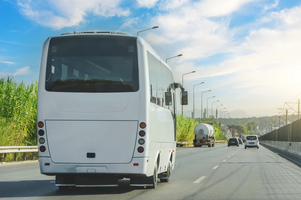 Przepis o zakazie wyprzedzania przez ciężarówki innych pojazdów nie dotyczy autobusów..