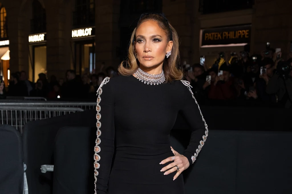 Flicked boba nosi też Jennifer Lopez. Kobiecy i jakże elegancki