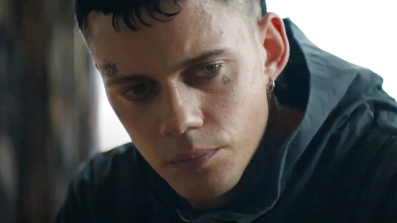 Bill Skarsgard w filmie "Kruk" Bill Skarsgard w filmie "Kruk"