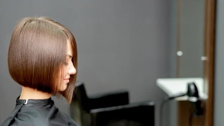 Odpowiednie cięcie optycznie wyszczupli i zliftinguje twarz