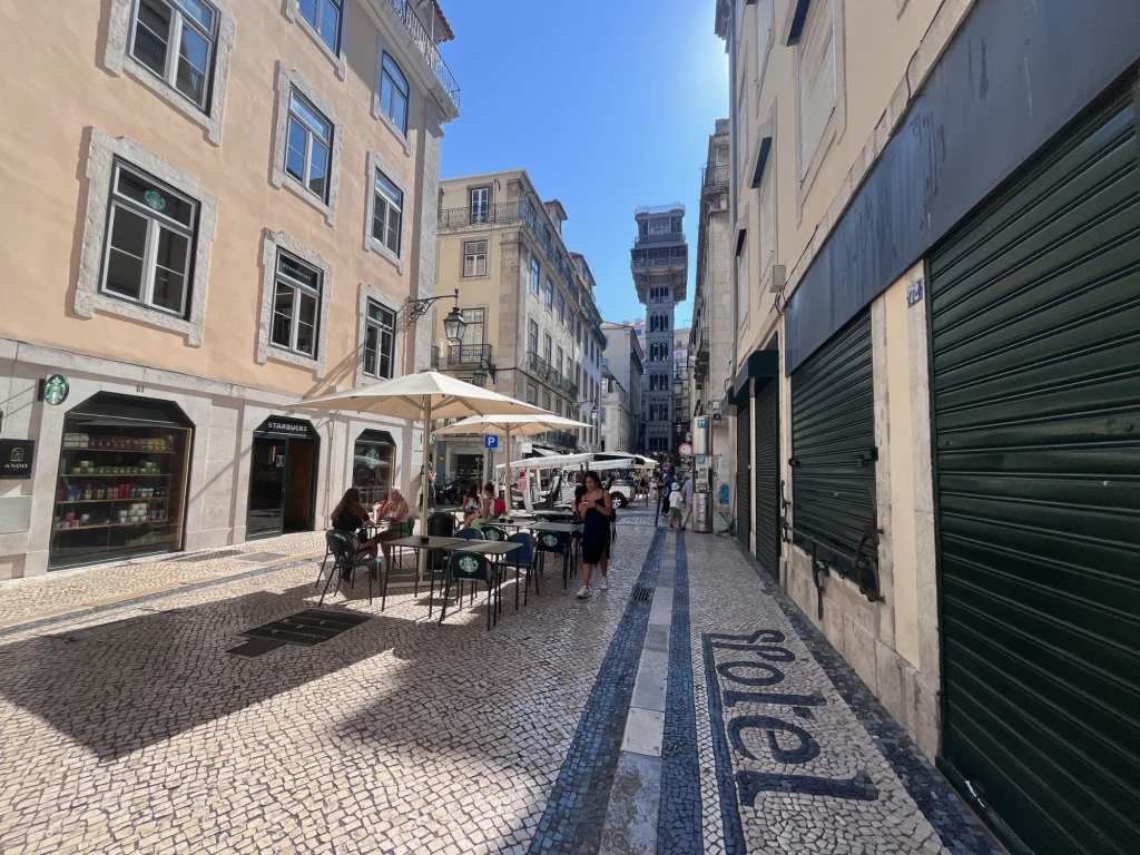 Model zamieniania się mieszkaniami to odpowiedź na problemy rynku i potrzeby turystów Jedna z głównych turystycznych ulic w Lizbonie