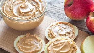 Masło orzechowe to zdrowy dodatek m.in. do owsianki i kanapek. Dwie łyżki dziennie pomagają schudnąć, ale nadmiar tuczy