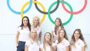 Karolina Łozowska (z prawej) podczas ślubowanie olimpijskiego