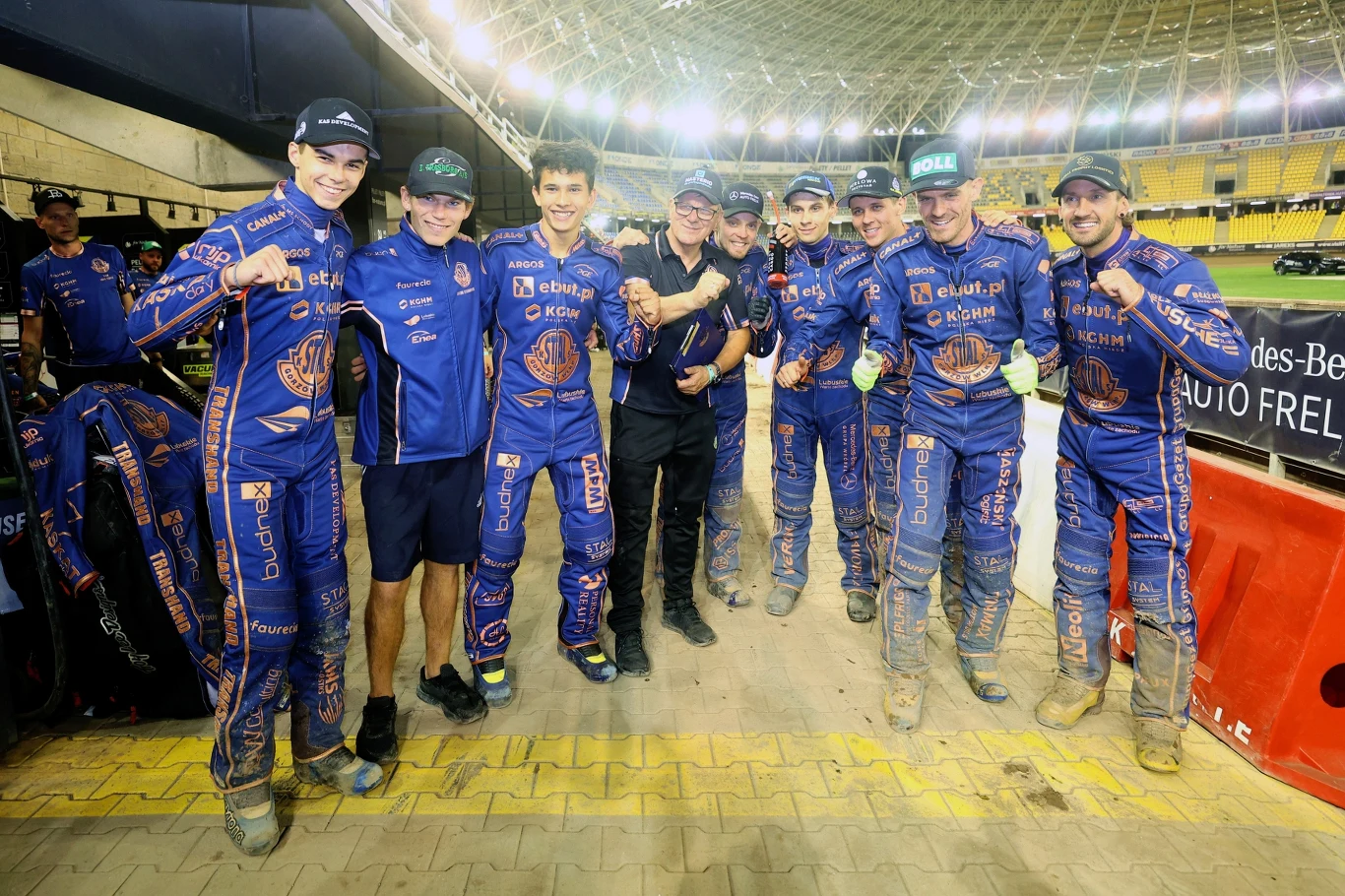 Drużyna Stali Gorzów cieszy się z wyjazdowej wygranej z Apatorem Toruń.