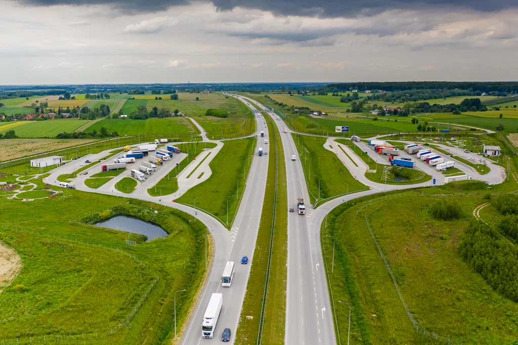 MOP-y, czyli Miejsca Obsługi Podróżnych powstają przy autostradach i drogach ekspresowych.