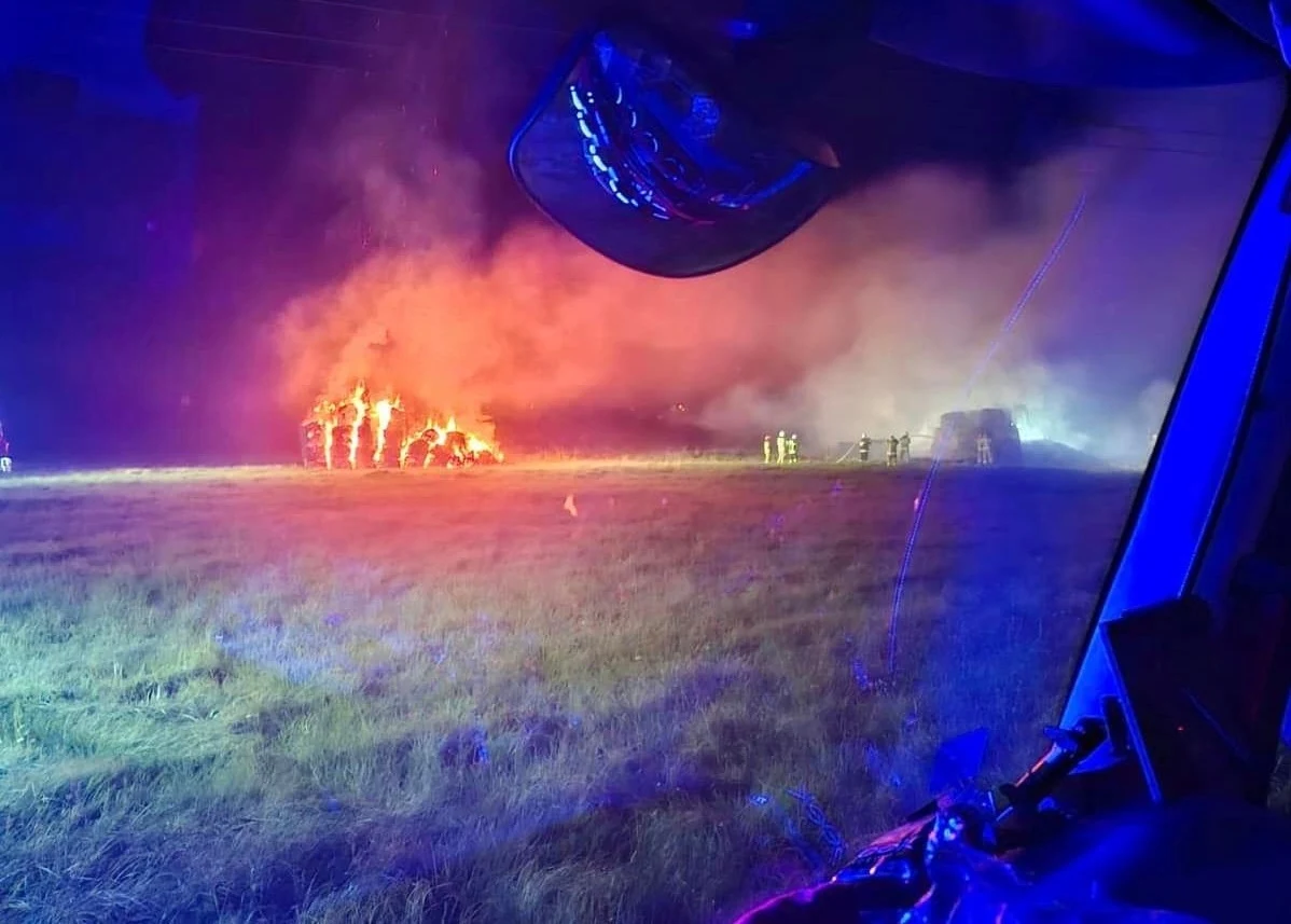 Kępno. Odpowiedzą za podpalenie słomy. Sprawcami okazali się strażacy Kępno. Odpowiedzą za podpalenie słomy. Sprawcami okazali się strażacy