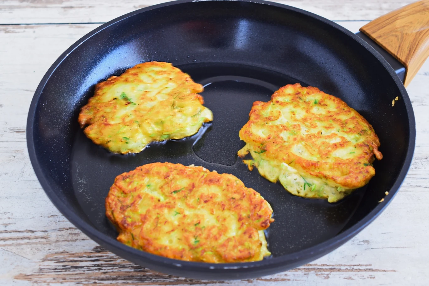 Placki z cukinii to pomysł na lekki obiad czy kolację Placki z cukinii to pomysł na lekki obiad czy kolację