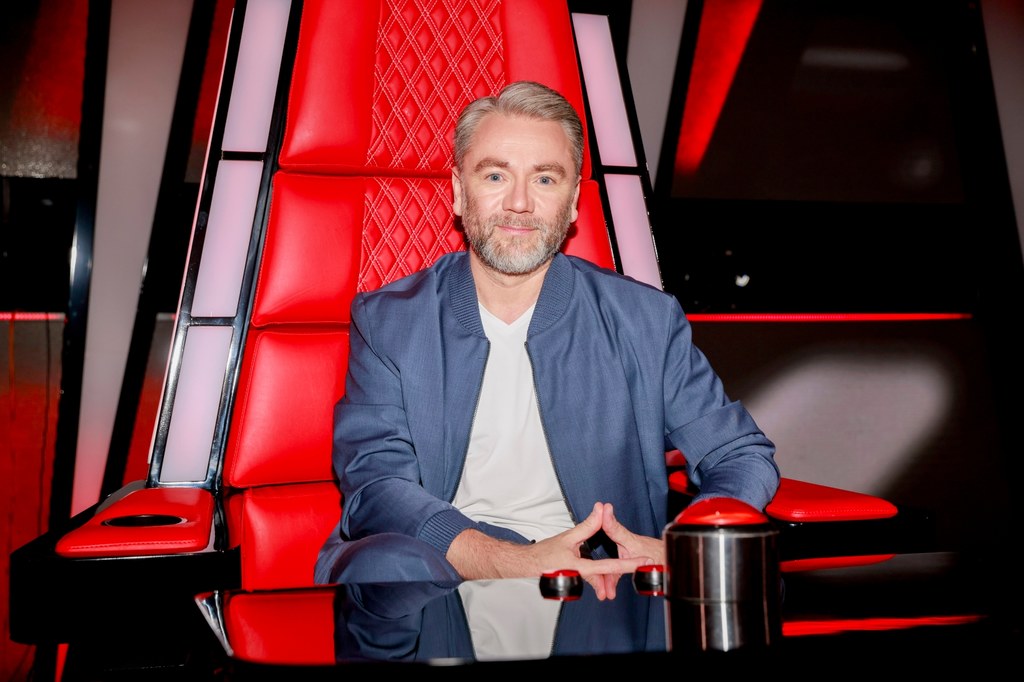 Kuba Badach na planie "The Voice"