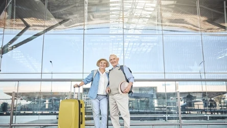 Seniorzy mogą liczyć na specjalne ułatwienia na Lotnisku Chopina. Mogą za darmo uniknąć męczącego stania w kolejkach. 
