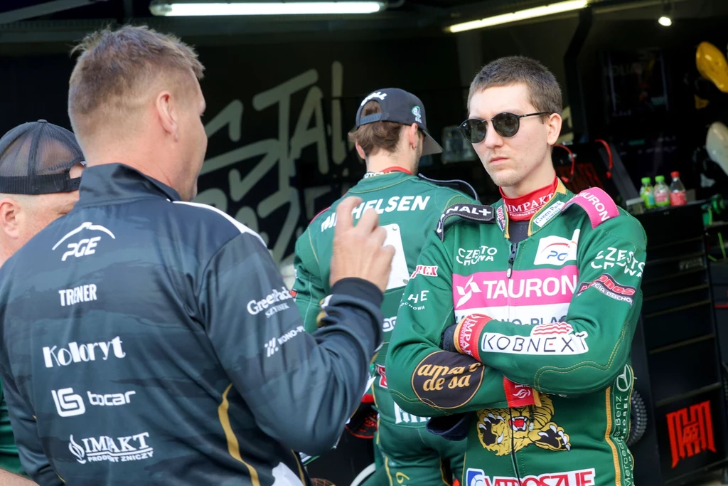 Maksym Drabik w rozmowie z trenerem Januszem Ślączką.