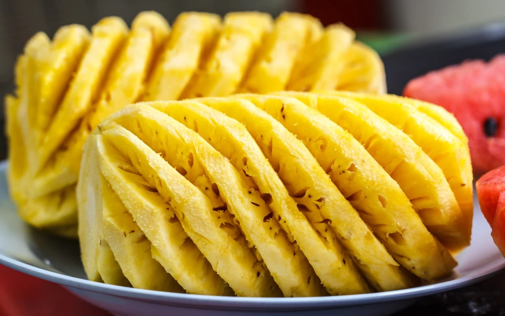 Bromelaina to naturalny enzym obecny w ananasie. Znacząco wspiera trawienie i pomaga w rozwiązywaniu problemów żołądkowych