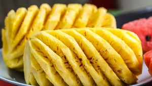 Bromelaina to naturalny enzym obecny w ananasie. Znacząco wspiera trawienie i pomaga w rozwiązywaniu problemów żołądkowych