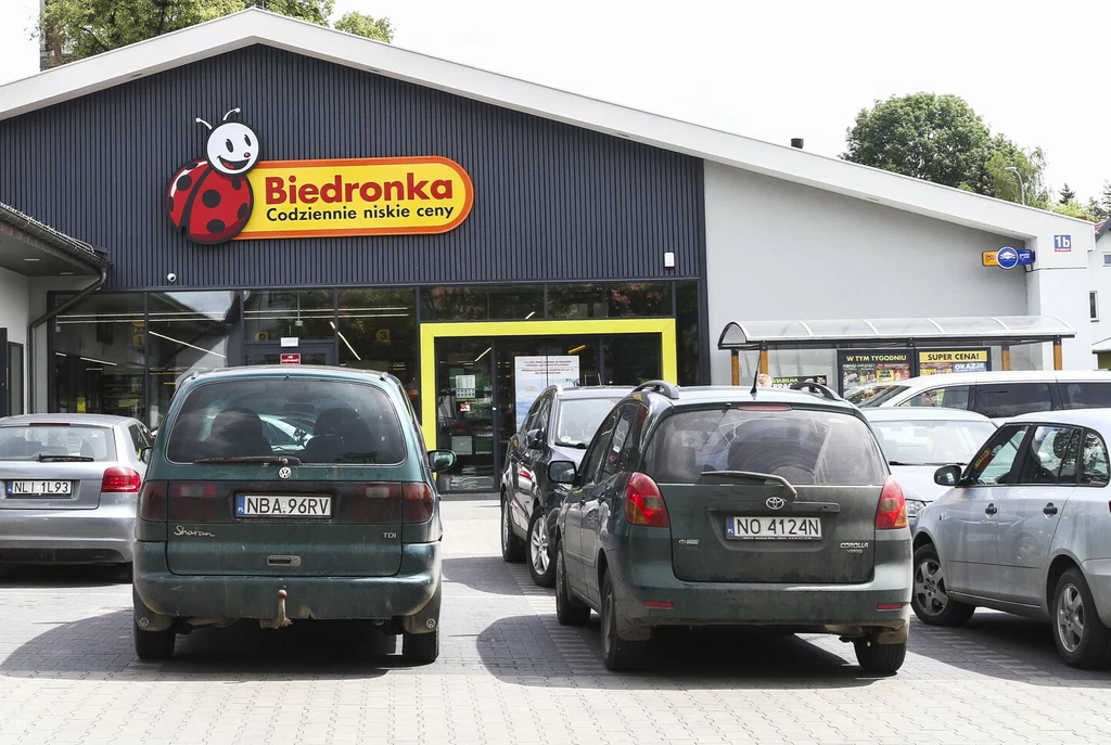 Rośnie liczba stacji ładowania na parkingach pod Biedronkami