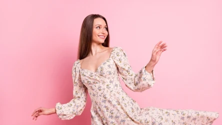 Jak się ubrać na rozpoczęcie roku szkolnego? Warto postawić na kwieciste sukienki, które zawsze są na topie. To jednak nie jest jedyna możliwość. Co jeszcze możemy wybrać? 