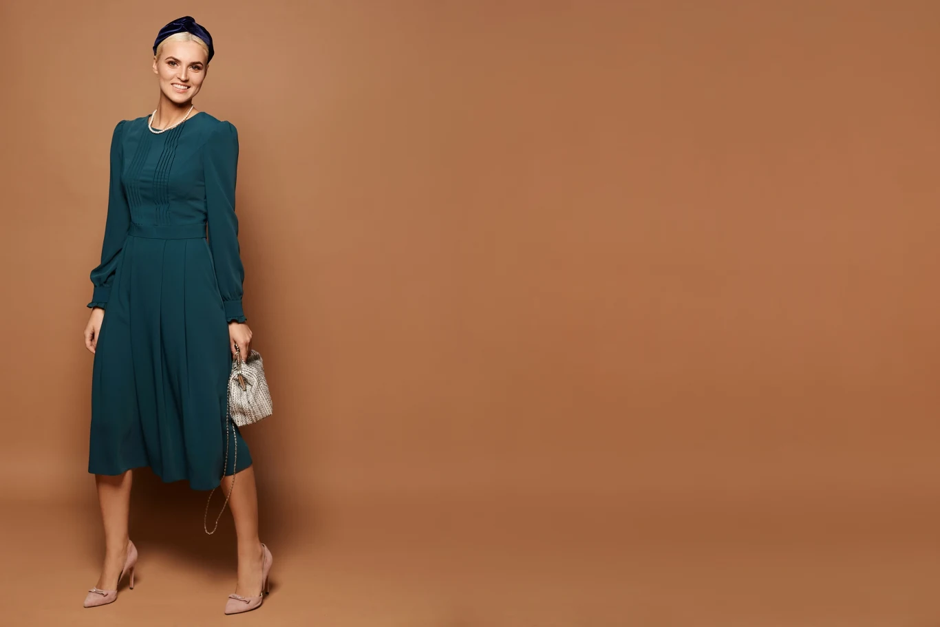 Sukienka midi z krótkim lub długim rękawem to idealna propozycja na rozpoczęcie roku szkolnego. 