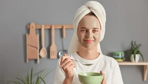 Odłóż ze śniadania i nałóż na twarz. Skóra będzie gładka i napięta 