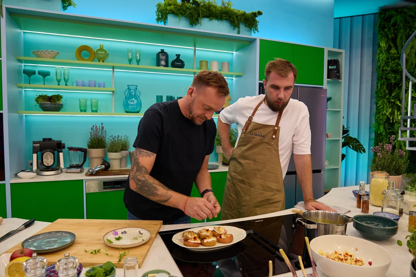 Mateusz Gessler w programie "halo tu polsat" przygotowuje faszerowane jabłka