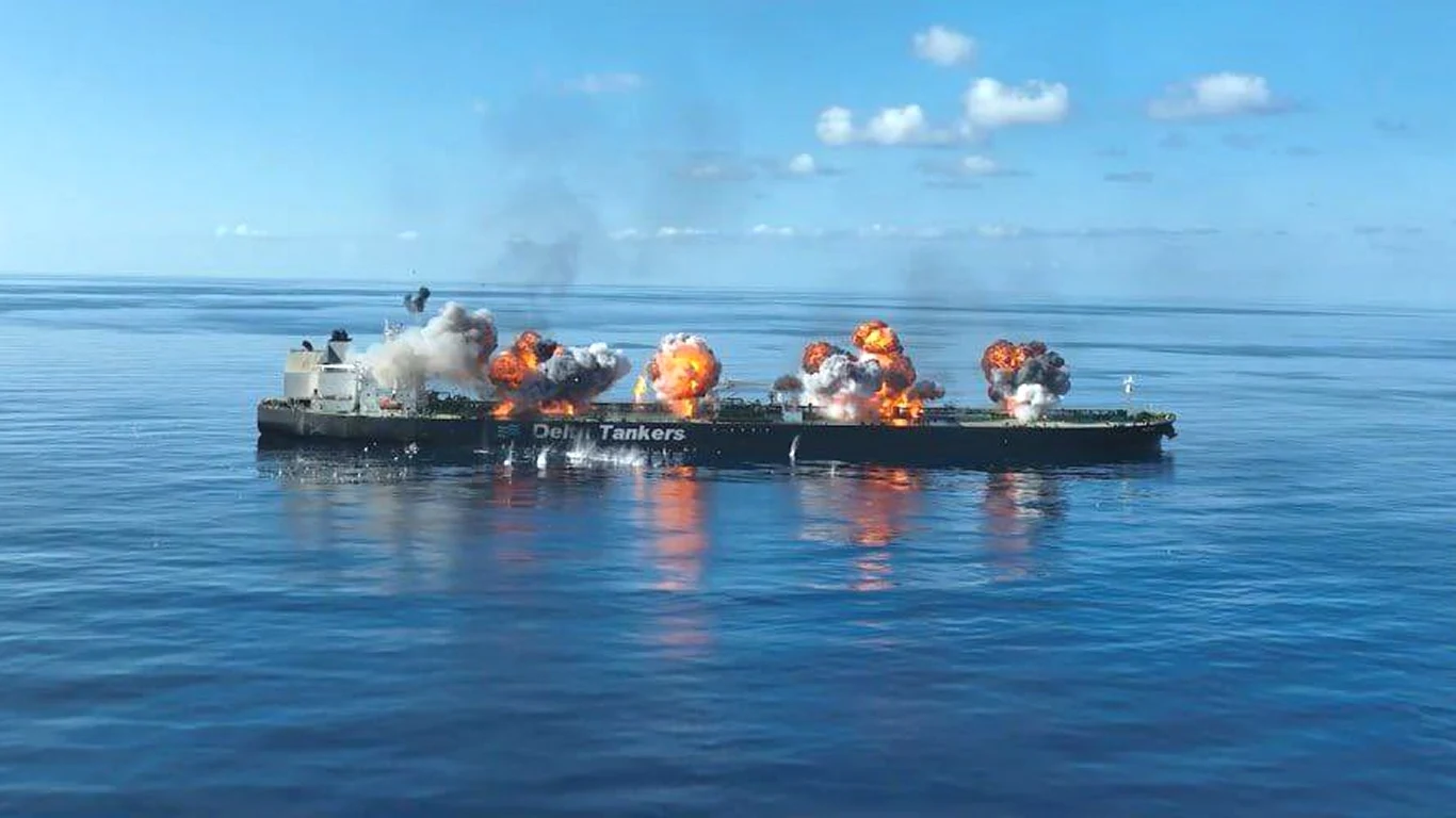 Spektakularne ujęcia ataku Huti na tankowiec Spektakularne ujęcia ataku Huti na tankowiec