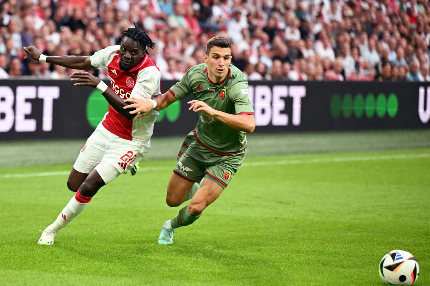 Bertrand Traore i Dušan Stojinović