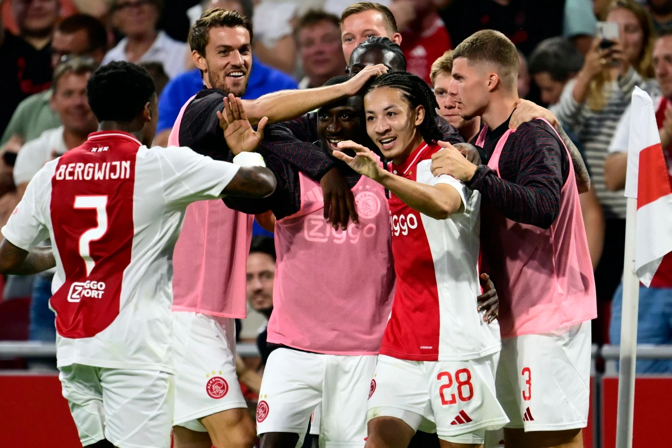 Radość piłkarzy Ajaksu po pierwszym golu