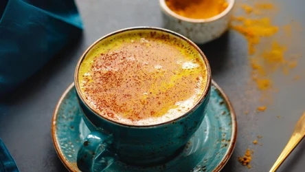 Jakie właściwości ma kawa z cynamonem, kurkumą i pieprzem?