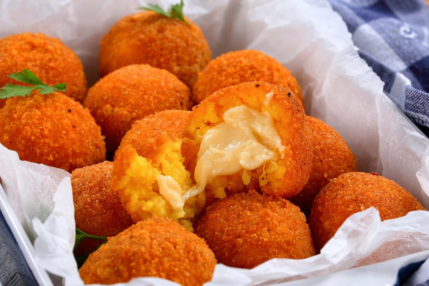 Arancini to popularna przekąska z Sycylii Arancini to popularna przekąska z Sycylii