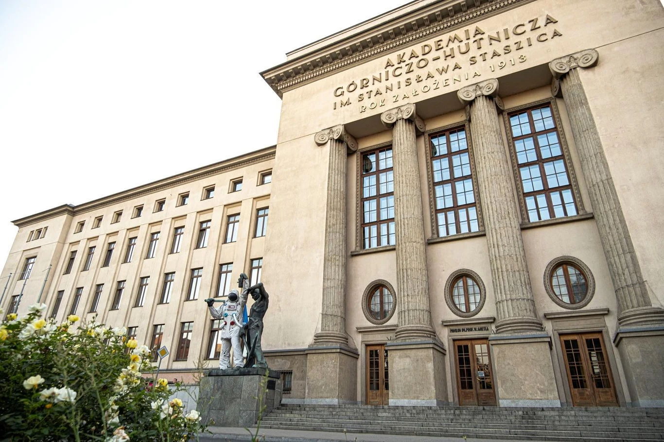 Astronauta przed gmachem głównym krakowskiego AGH. Astronauta przed gmachem głównym krakowskiego AGH.