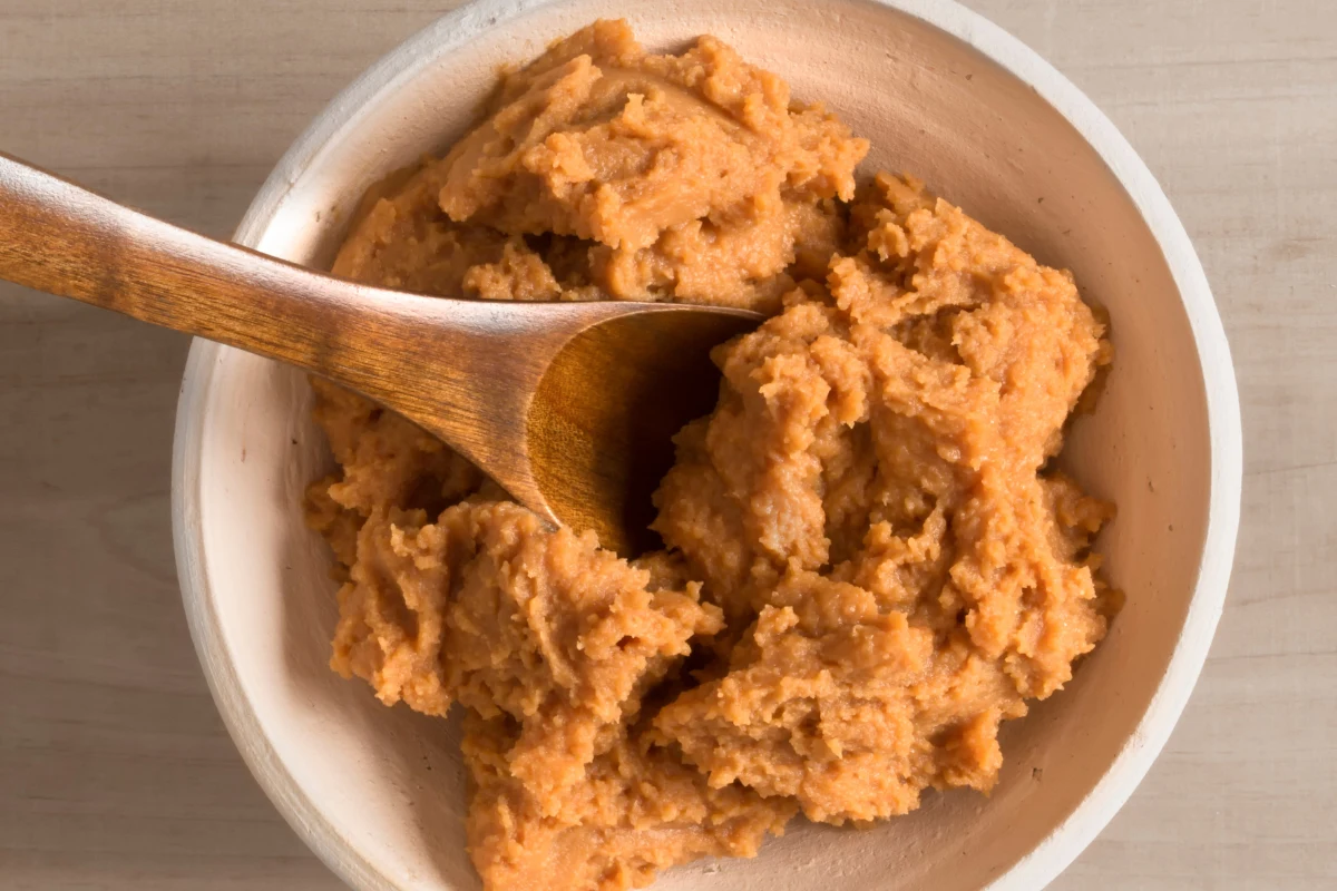 Dzięki fermentacji pasta miso wspomaga florę jelitową, a regularne spożywanie może mieć korzystny wpływ na układ odpornościowy i metabolizm Dzięki fermentacji pasta miso wspomaga florę jelitową, a regularne spożywanie może mieć korzystny wpływ na układ odpornościowy i metabolizm