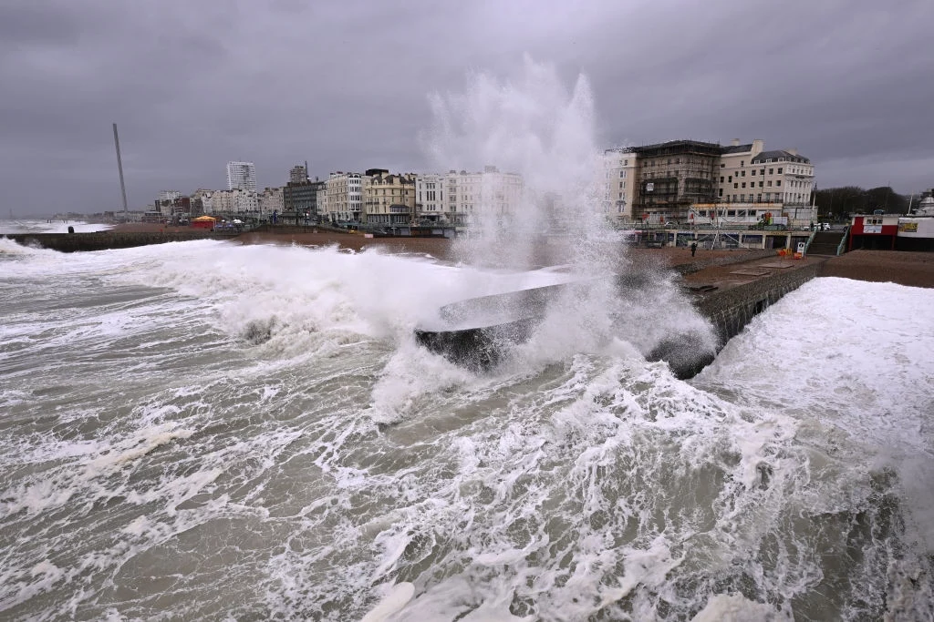 Burza Nelson uderzająca w angielskie wybrzeże w Brighton w marcu. Brytyjskie Met Office ogłosiło nową listę imion dla burz w sezonie 2023/2024