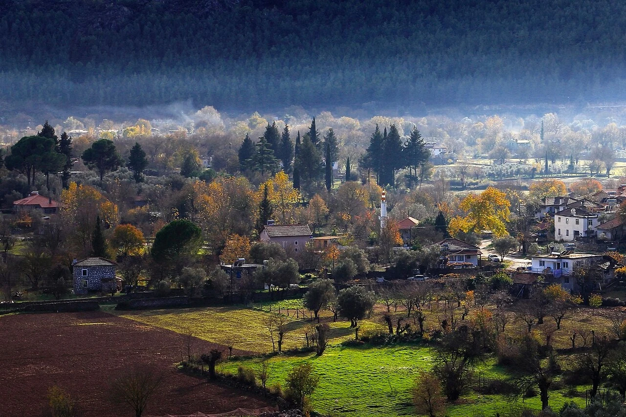 Zima w mieście jest magiczną porą roku. Wówczas Kayaköyü często jest spowite mgłą Zima w mieście jest magiczną porą roku. Wówczas Kayaköyü często jest spowite mgłą