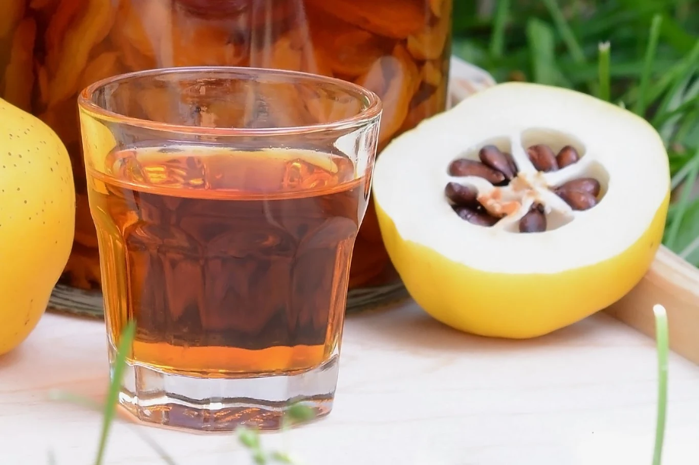 Nalewka z pestek pigwy jest nie tylko pyszna, ale też zdrowa Nalewka z pestek pigwy jest nie tylko pyszna, ale też zdrowa