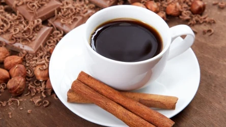 Dlaczego warto pić kawę z cynamonem?
