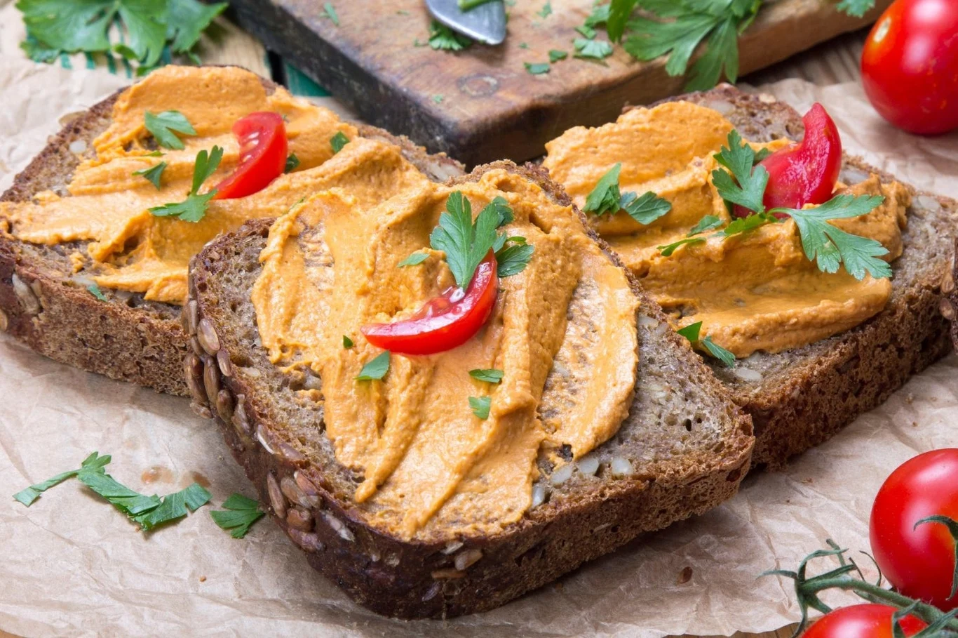 Pasta kanapkowa z kurczaka z rosołu najlepiej smakuje na grzance ze świeżymi warzywami Pasta kanapkowa z kurczaka z rosołu najlepiej smakuje na grzance ze świeżymi warzywami