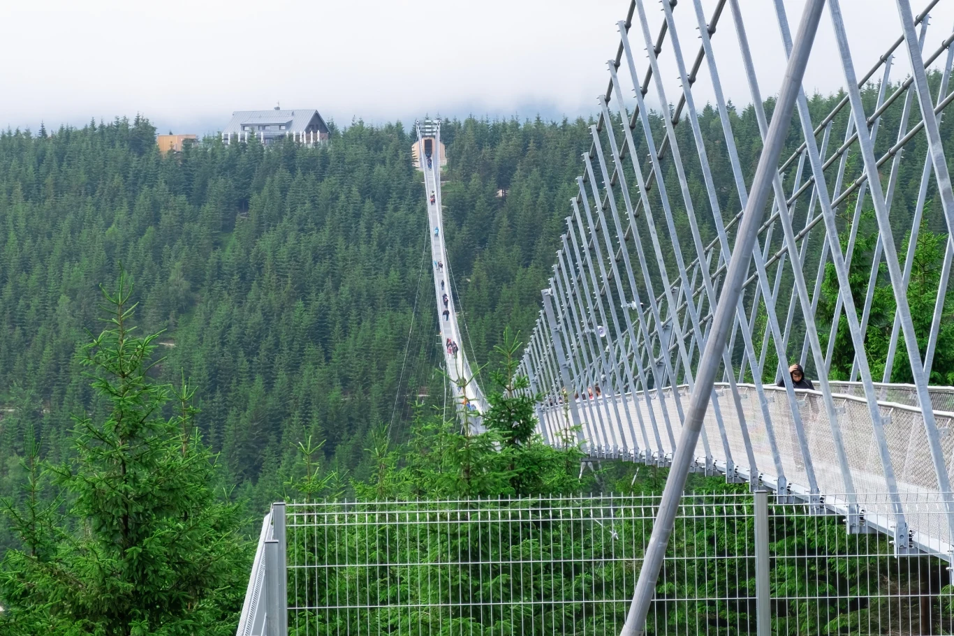 Sky Bridge w Czechach ma 721 m długości Sky Bridge w Czechach ma 721 m długości