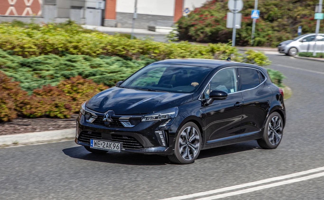 Mitsubishi Colt wyraźnie lepiej radzi sobie w zakrętach od konkurenta